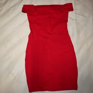 Red off the shoulders bodycon dress